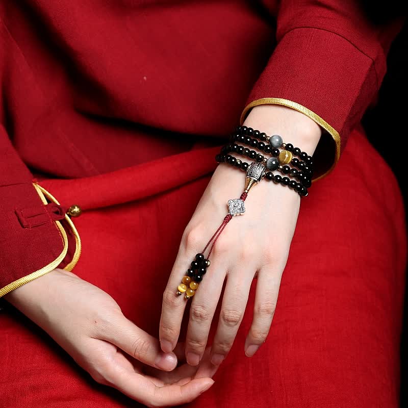 Mala Tigerauge Obsidian Armband mit schwarzen Perlen am Handgelenk getragen
