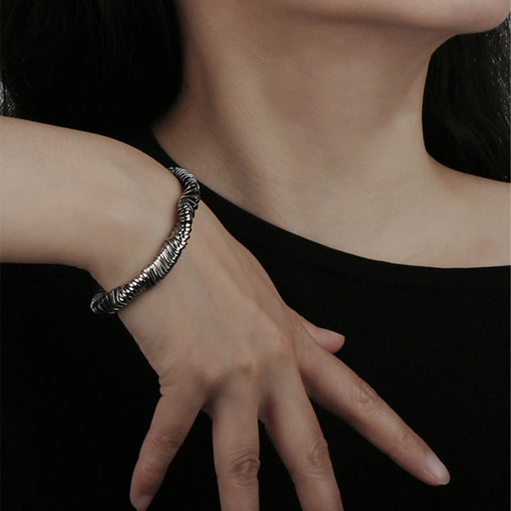 Silber Armband mit Texturierung am Handgelenk getragen elegantes Design