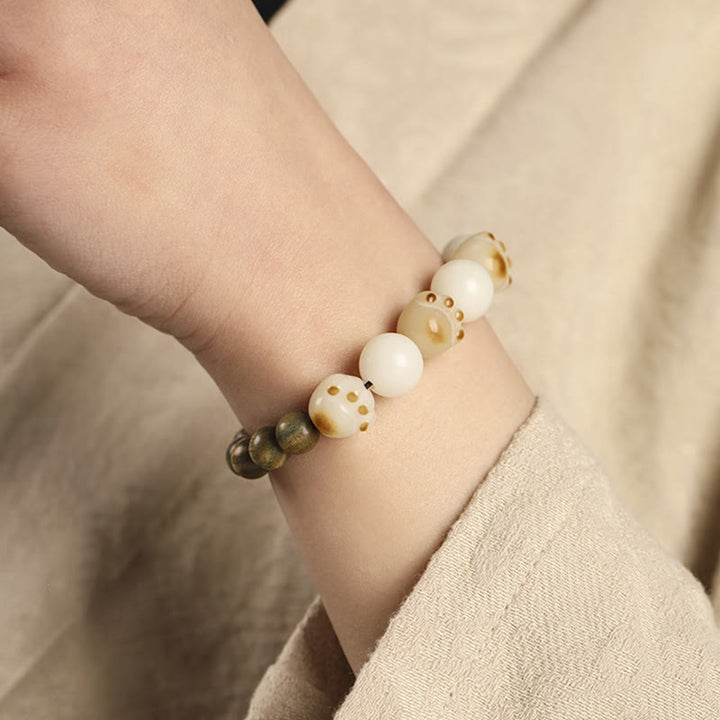 Armband Sandelholz Bodhi Katze weiße Perlen Naturstein elastisch Handgelenk