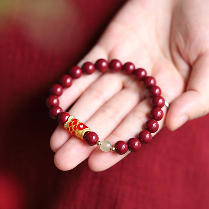 Armband Zinnober Jade Koi Fisch rotes Perlenarmband Handgelenk getragen