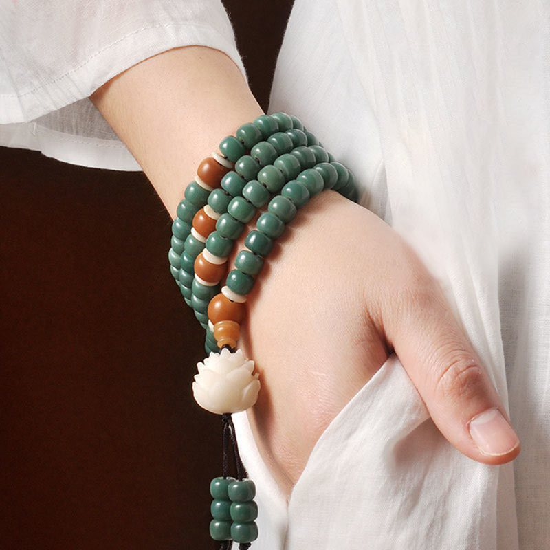 Armband Bodhi Lotus – Erfolg grüner Stein elastisch Handgelenk weiß.