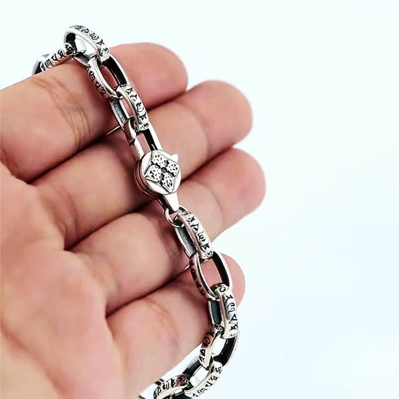 Silbernes Armband Kupfer Om Mani Padme Hum mit roten Steinen Nahaufnahme Hand