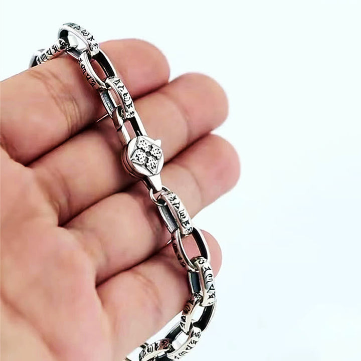 Silbernes Armband Kupfer Om Mani Padme Hum mit roten Steinen Nahaufnahme Hand