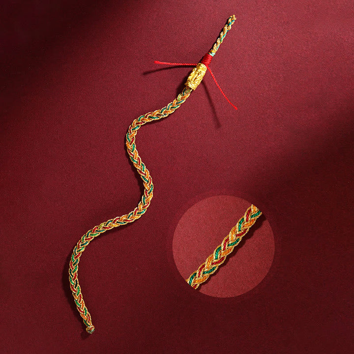 Rotes Seidenarmband mit goldenem Drachen-Design elegant präsentiert.