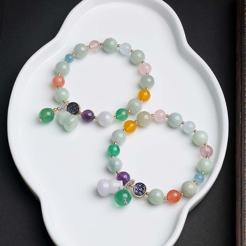 Jade Armband mit bunten Natursteinen auf weißer Schale elegant.