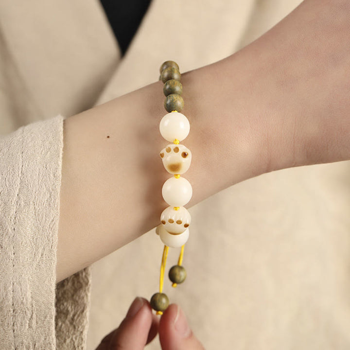 Armband Sandelholz Bodhi Katze weiß beige Perlen elastisch getragen