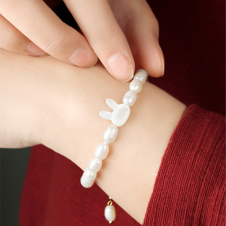 Armband Perle Hase Aufrichtigkeit weiß elastisch Perlenarmband elegant getragen