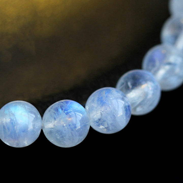 Armband Mondstein Mond – Heilung & Ruhe, blaue Perlen Nahaufnahme Licht.