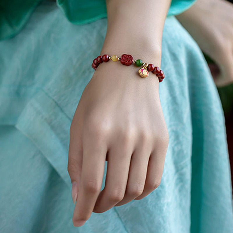 Armband Zinnober – Glück & Ruhe am Handgelenk getragen, rote Perlen Naturstein