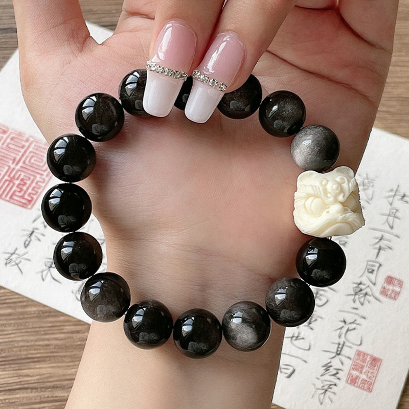 Schwarzes Obsidian Armband Bodhi Silber Schutz am Handgelenk getragen.