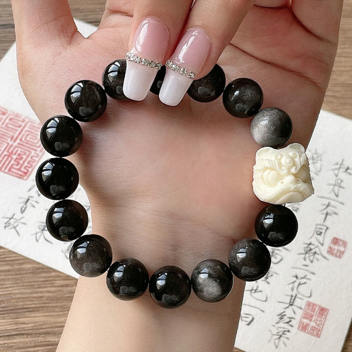 Schwarzes Obsidian Armband Bodhi Silber Schutz am Handgelenk getragen.