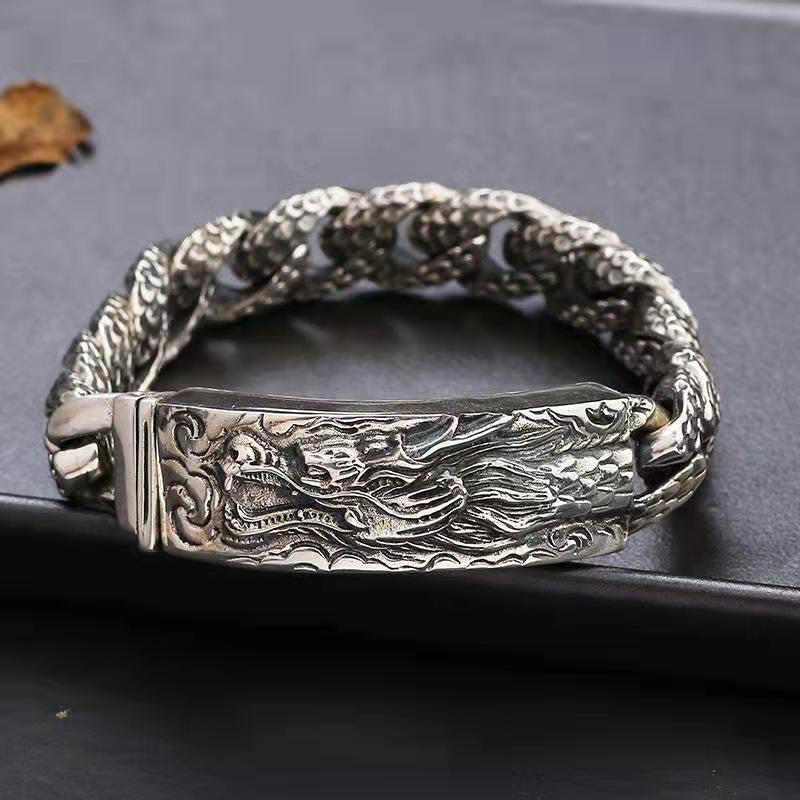 Silbernes Drachen-Armband mit traditionellem Muster elegant präsentiert.