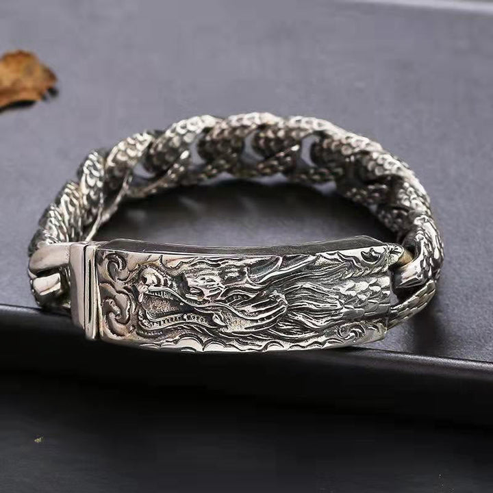 Silbernes Drachen-Armband mit traditionellem Muster elegant präsentiert.