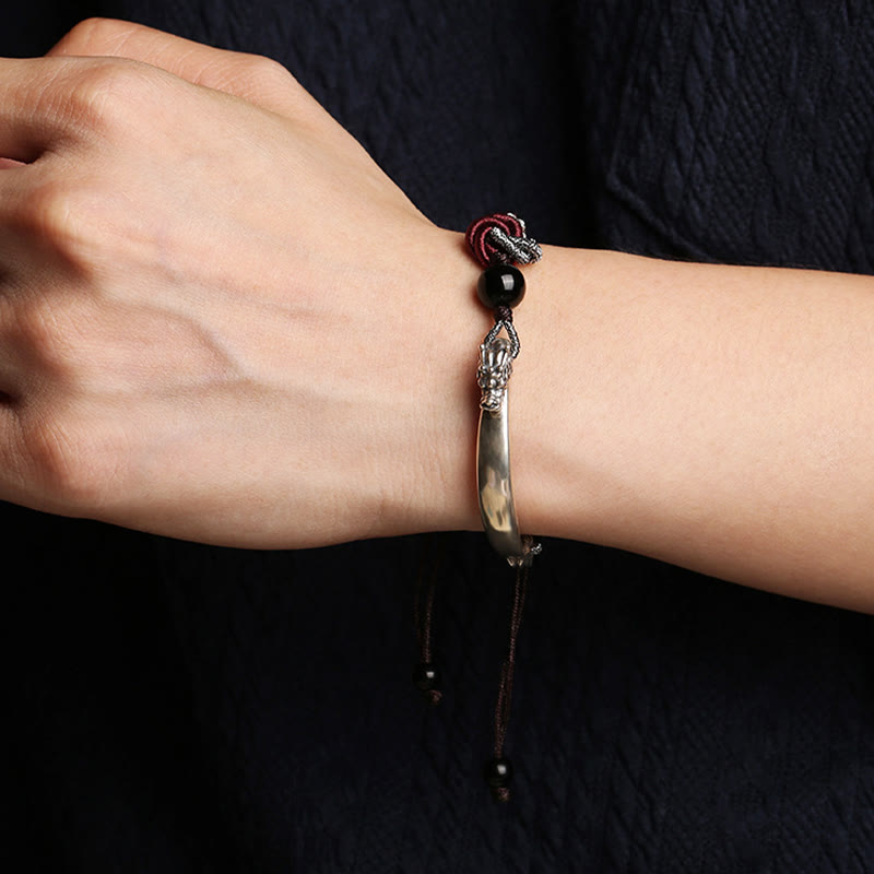 Armband 925 Silber Drachen Erfolg am Handgelenk mit schwarzem Stein getragen