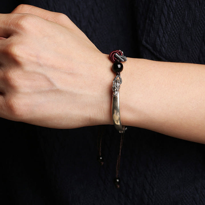 Armband 925 Silber Drachen Erfolg am Handgelenk mit schwarzem Stein getragen
