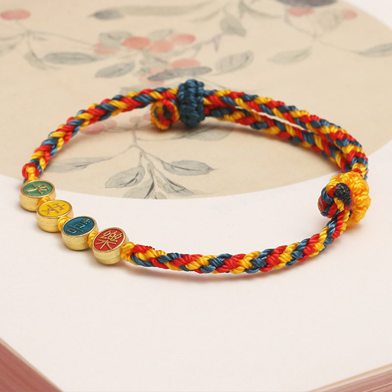Buntes Schutz & Frieden Armband mit goldenen Glücksanhängern elegant.