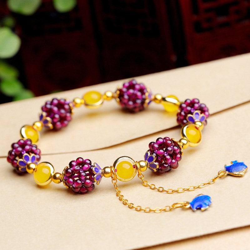 Armband Granat Garnet – Ruhe mit roten Steinen goldenen Perlen Flachlage