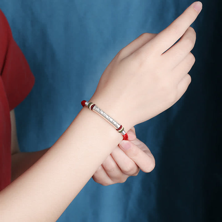 Rotes Armband 925 Silber Om Mani Padme Hum mit Perlen getragen