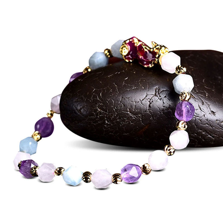 Armband Amethyst Pixiu – Glück mit Natursteinen und Goldperlen