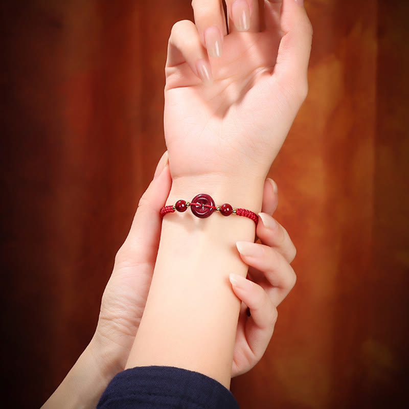 Armband Zinnober – Frieden & Segen am Handgelenk getragen rote Perlen