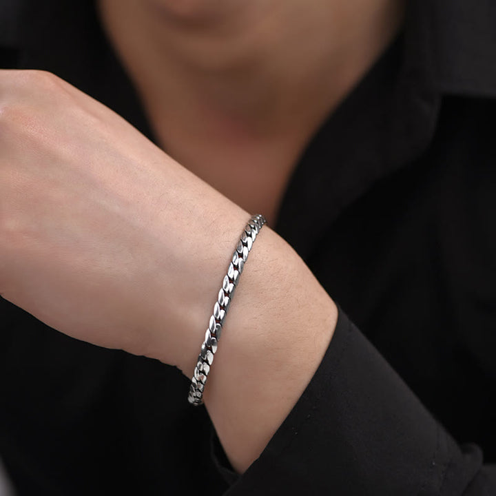 Silbernes Curb Chain Armband am Handgelenk elegant getragen