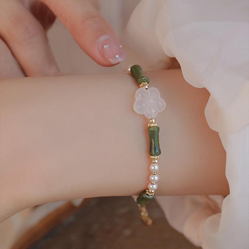 Armband Achat Perle Bambus – Frieden am Handgelenk mit grünem Stein getragen