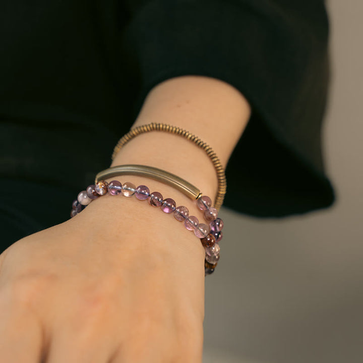 Kupfer Liebe Armband mit lila Amethyst Perlen elastisch getragen