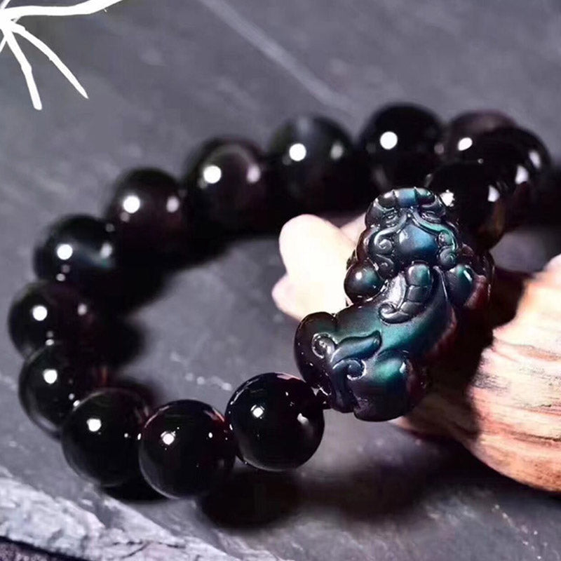 Obsidian Pixiu Armband mit schwarzen Perlen und Glücksbringer Motiv getragen