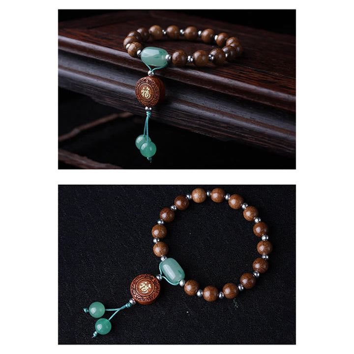 Armband mit Holzperlen, grünem Stein und Schutzmedaillon elastisch