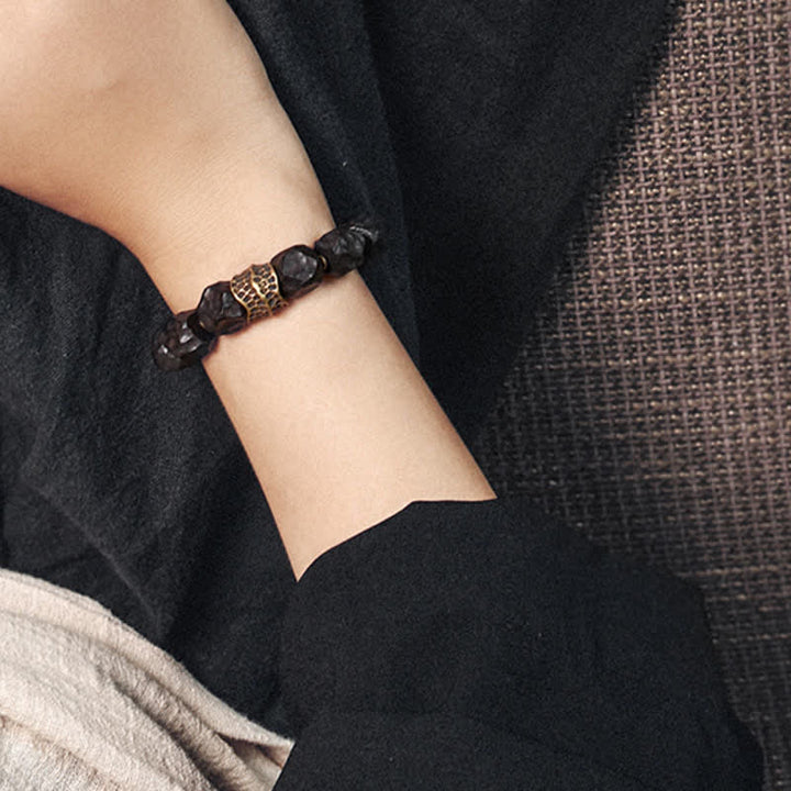 Armband Kupfer Ebenholz Paar am Handgelenk schwarze Perlen elastisch getragen