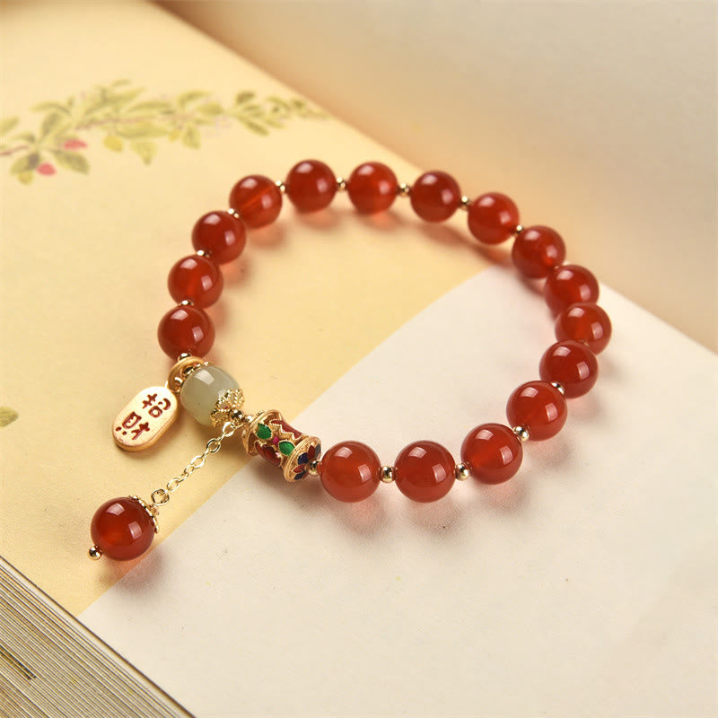 Armband Roter Achat Jade mit Segen Anhänger elegant getragen