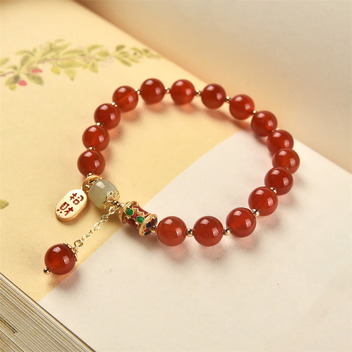 Armband Roter Achat Jade mit Segen Anhänger elegant getragen