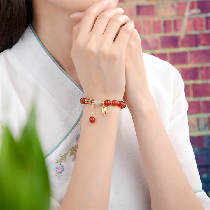 Armband Roter Achat Jade am Handgelenk getragen Segen Glück
