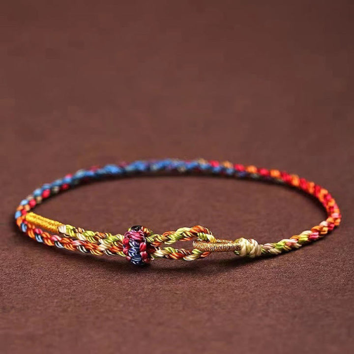 Buntes Glücks-Armband mit goldenen Akzenten und Natursteinen elegantly displayed.