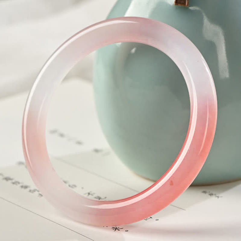 Lila Seiden Jade Armreif Armband auf Oberfläche mit Keramik Dekoration