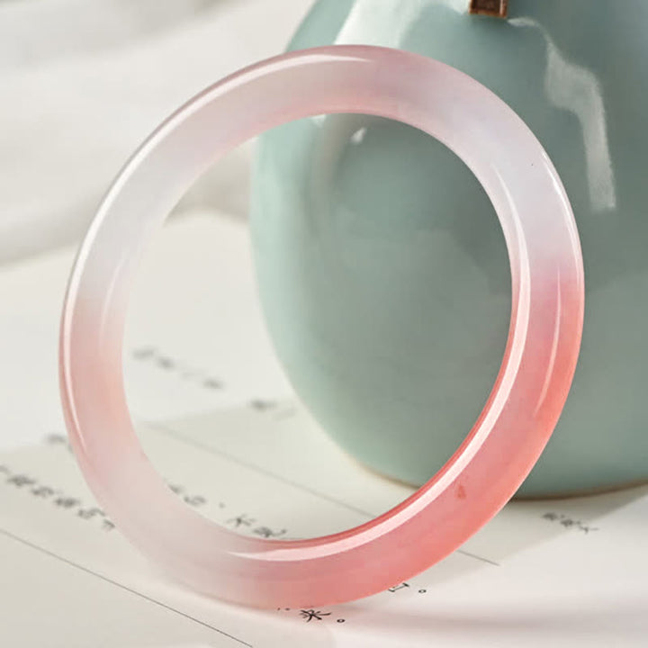 Lila Seiden Jade Armreif Armband auf Oberfläche mit Keramik Dekoration