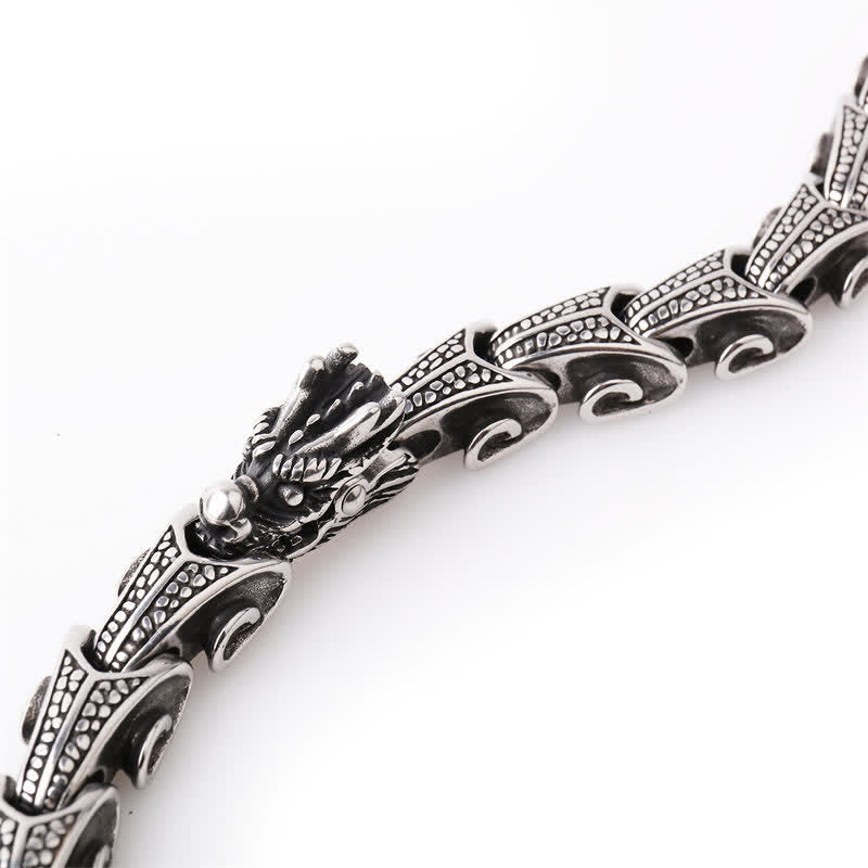 Silbernes Drachen Armband mit ornamentalen Details und Schutzdesign.