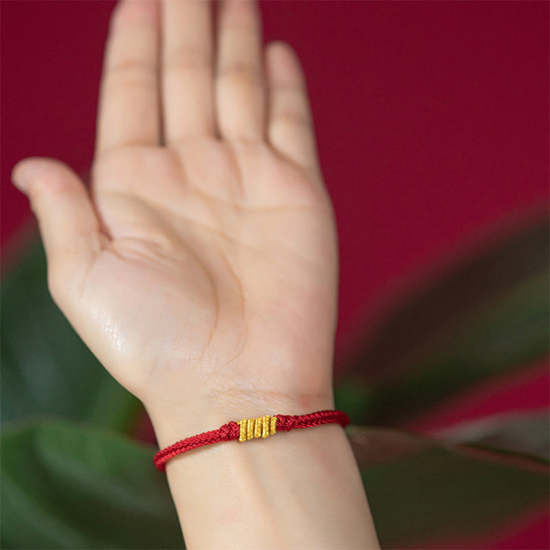 Rotes Armband – Schutz & Glück Energie mit goldenem Verschluss Handgelenk