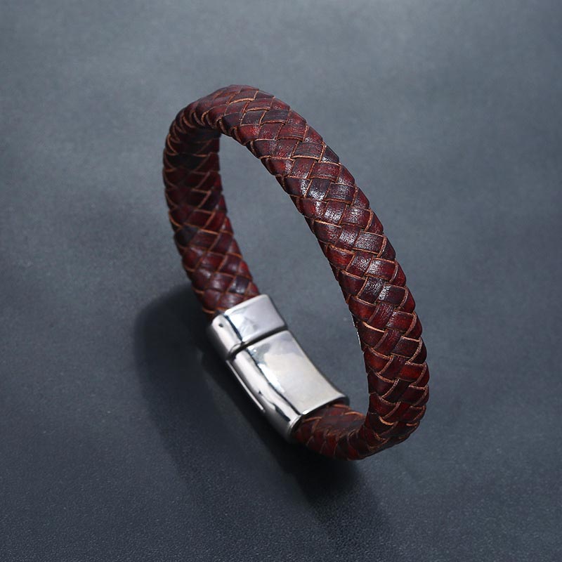 Rotes Lederarmband mit Flechtmuster und Metallverschluss Nahaufnahme
