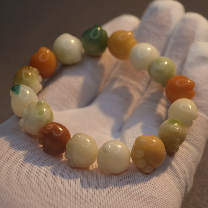 Bodhi-Armband mit Natursteinen in Creme, Orange und Grün getragen