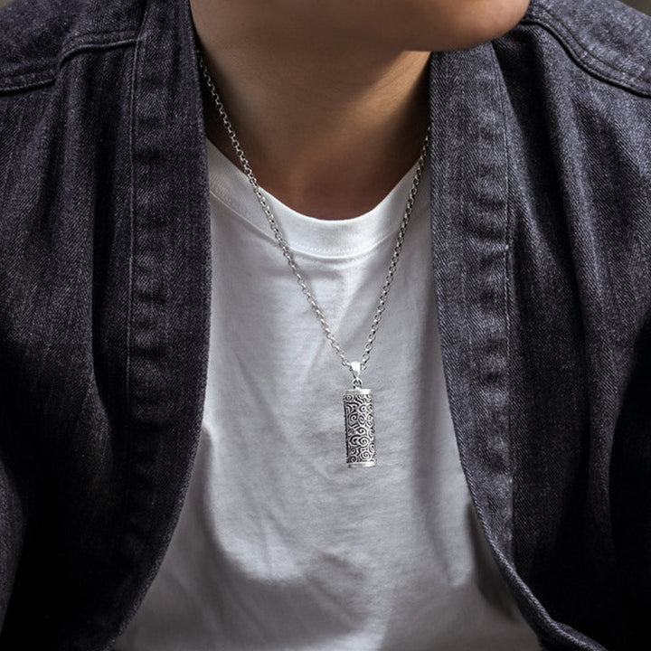 Anhänger Silber Mantra am Hals getragen spiritueller Schutz Halskette