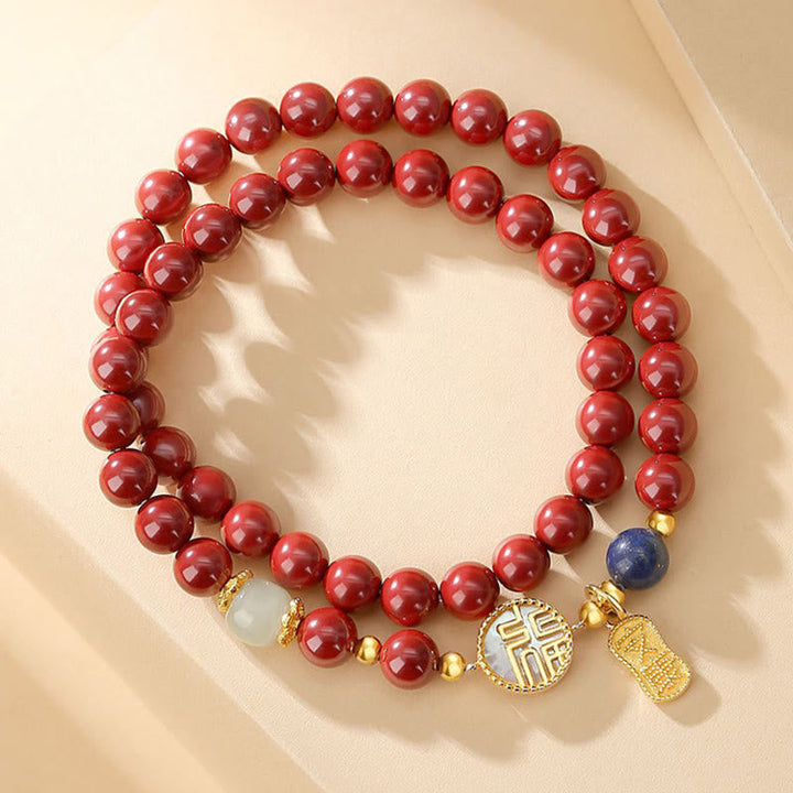 Rotes Armband mit Zinnober und Fu-Zeichen Anhänger elegant präsentiert.