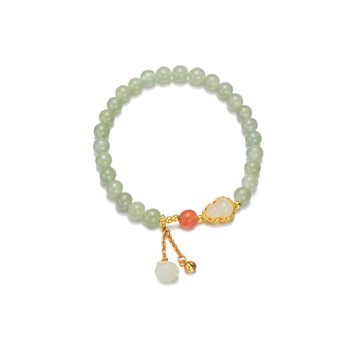 Jade Armband mit goldenem Verschluss und Korallenstein elegant.