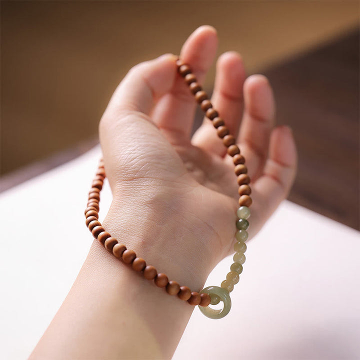 Armband Sandelholz Jade – Schutz am Handgelenk getragen elastisch Naturstein