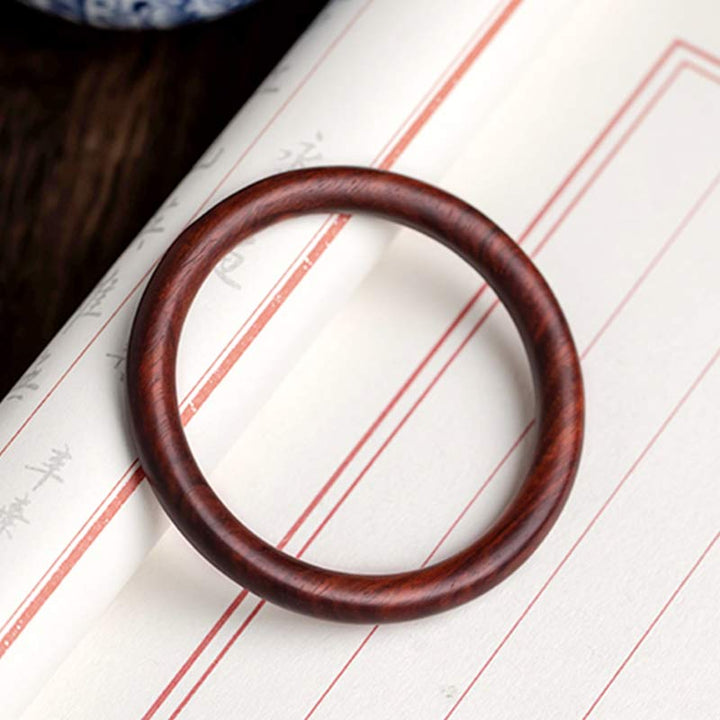 Sandelholz Armband braun auf liniertem Papier Flat Lay Detailaufnahme