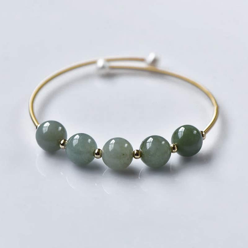 Armband Jade – Glück & Fülle mit grünen Steinen auf hellem Hintergrund