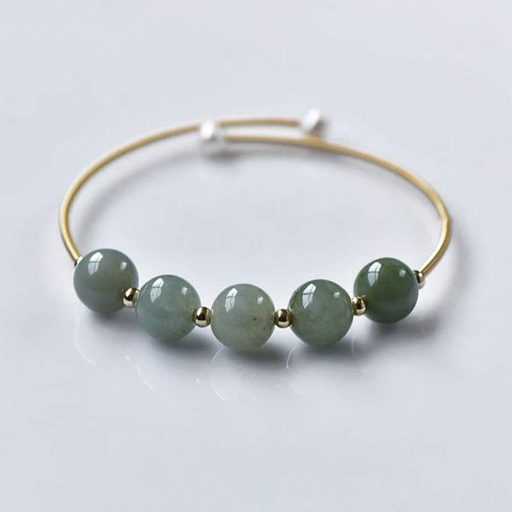 Armband Jade – Glück & Fülle mit grünen Steinen auf hellem Hintergrund