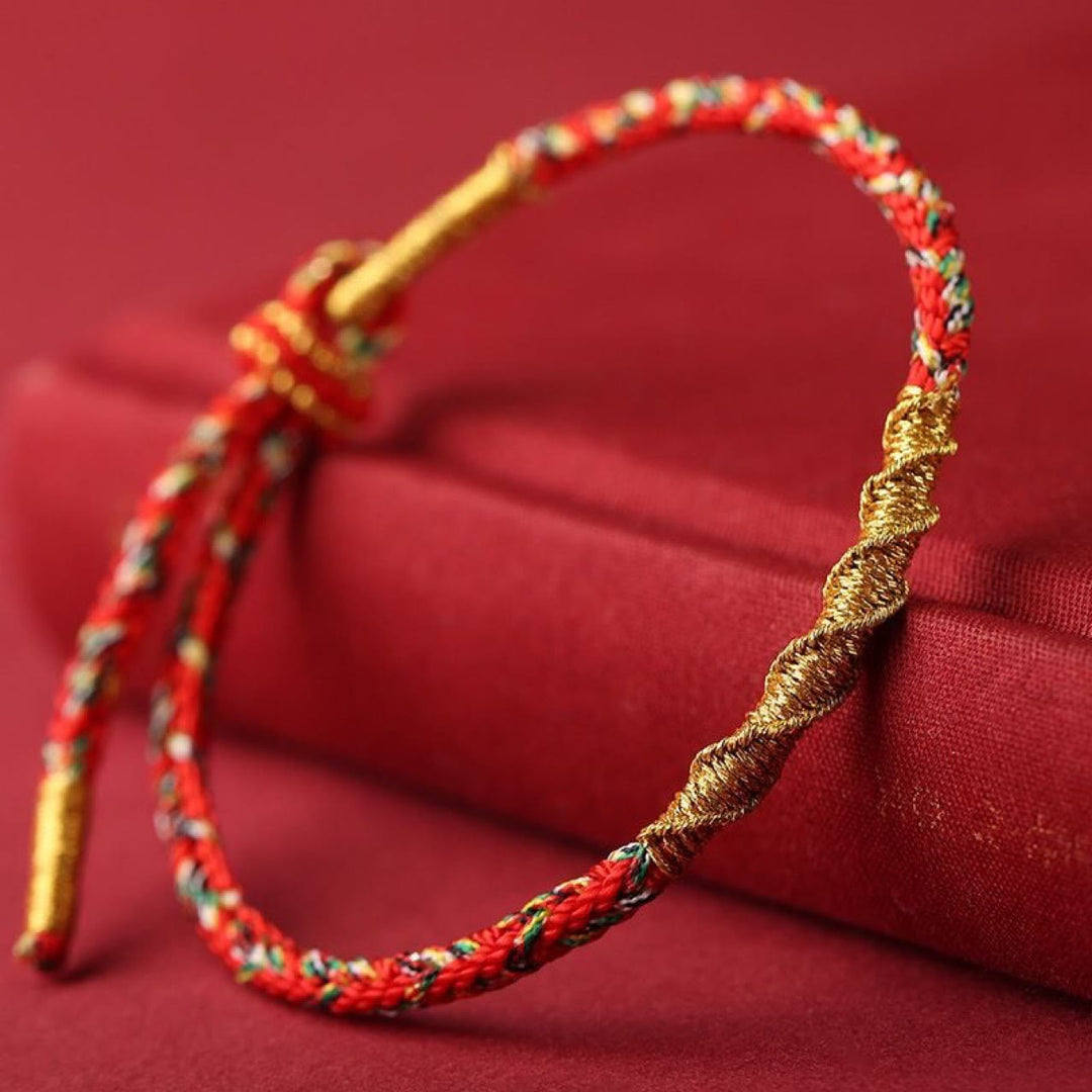 Rotes Armband Chinesisches Tierkreis – Schutz & Stärke mit Goldfaden Nahaufnahme