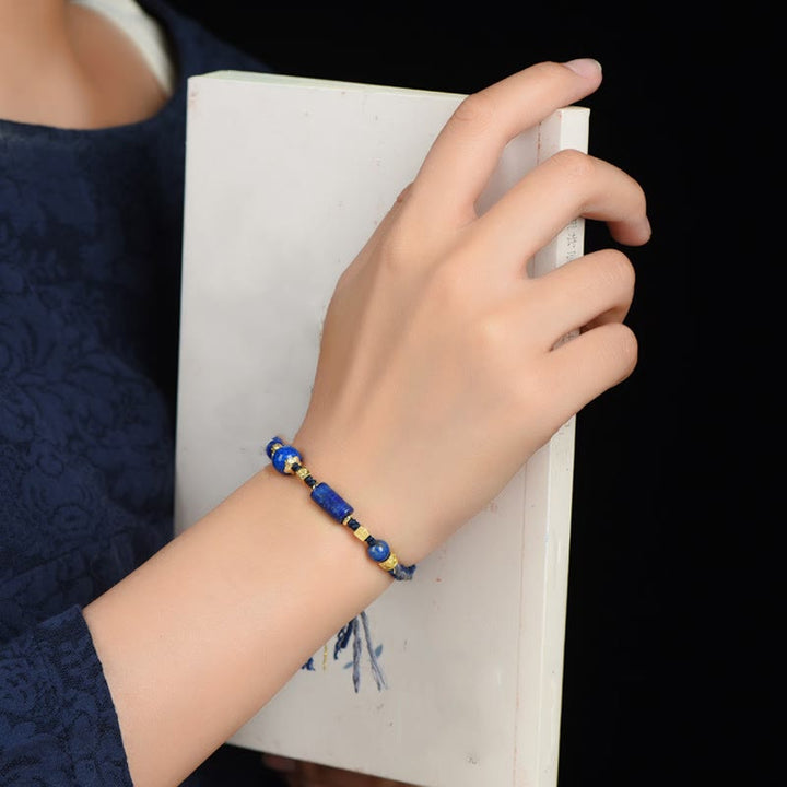 Armband Lazurit Perle Positiv am Handgelenk getragen blau gold elastisch