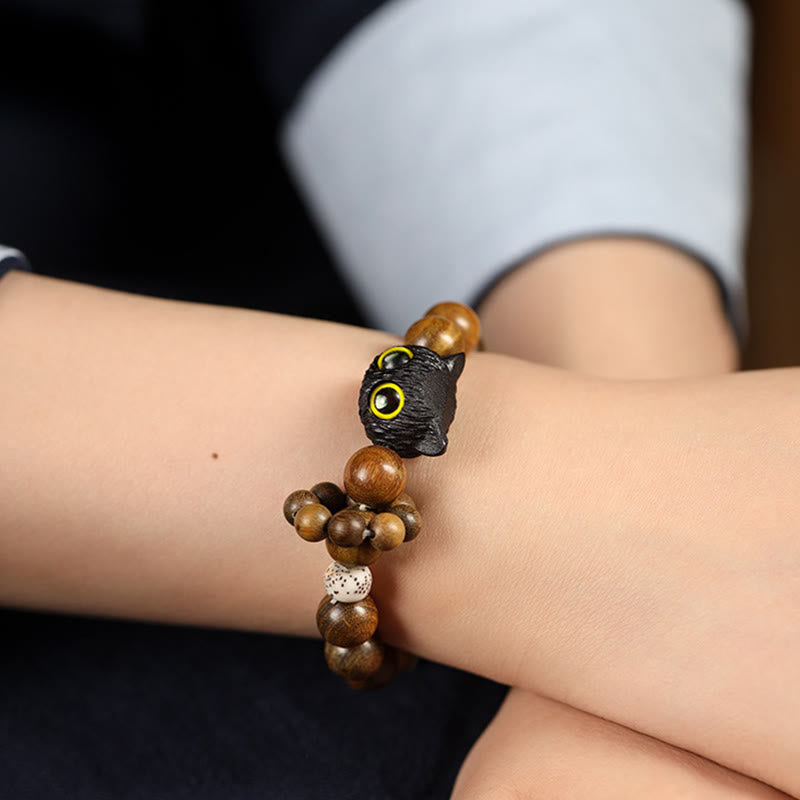 Armband Sandelholz Ebenholz Katze am Handgelenk getragen Frieden